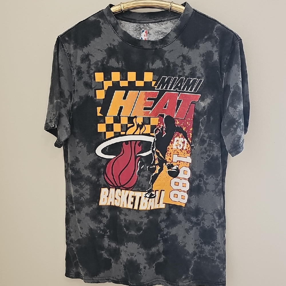NBA Logo T-Shirt in Black and Gray. Size Meduim. Ty Die.miami Heat 1988